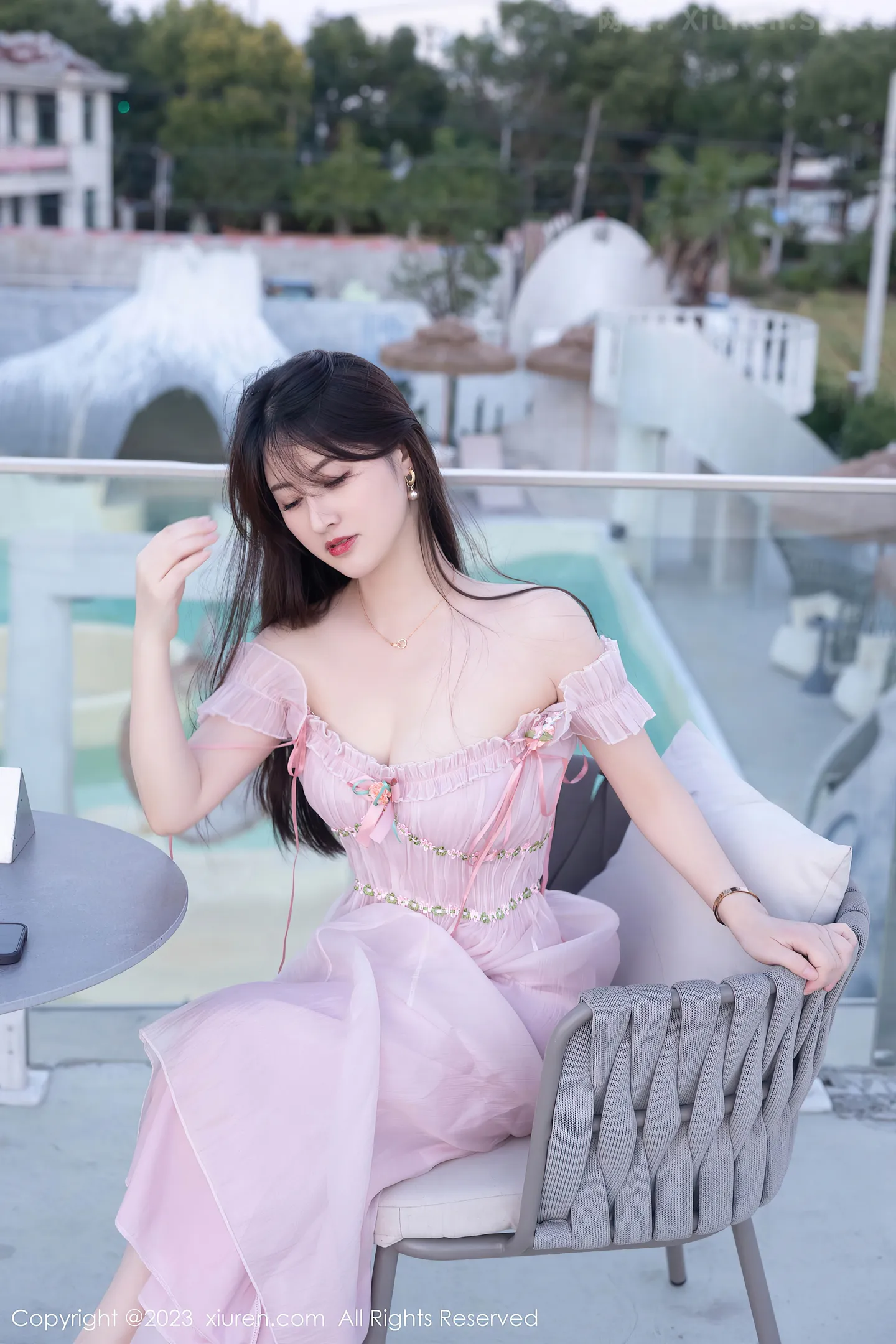 图片[4]-[XiuRen秀人网]VOL.7666 模特诗诗kiki性感粉色低胸裙露粉色蕾丝内衣秀丰腴身姿诱惑写真82P-秀人网官方网站